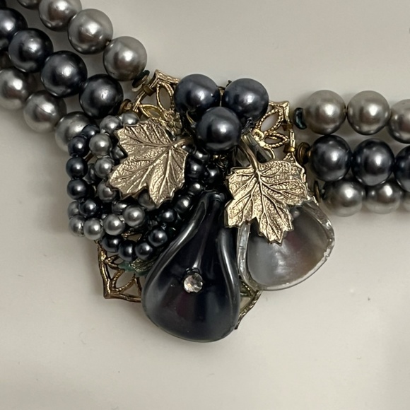 Vintage Gray & Silver Pearl 3 Strand Choker w/Filigree Grape Leaves Pendant - Picture 3 of 9